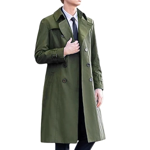 Detail eines armee-grünen zweireihigen Trenchcoats mit Revers und Ärmelriemen