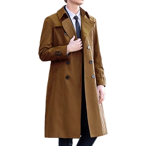Details des klassischen zweireihigen langen Trenchcoats mit Revers und Manschettengurten in Braun