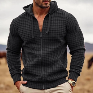 Détail montrant la texture gaufrée d'une veste à capuche pour homme avec cordon de serrage