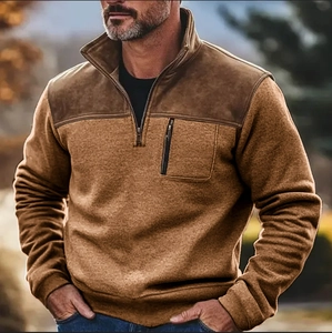 Dettaglio del pullover in pile da uomo con mezza zip e inserti a contrasto sulle spalle