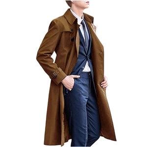 Klassischer Herren-Trenchcoat in Braun mit stilvollen Schulterklappen und Ärmelriegeln