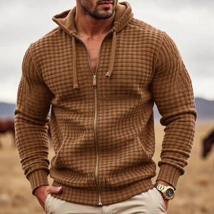 Vue détaillée de la texture gaufrée du sweat à capuche pour homme avec zip métallique
