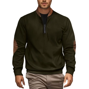 Detalle de suéter verde oscuro para hombre con cremallera y parches de gamuza