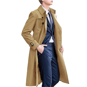 Detailansicht des khakifarbenen langen Trenchcoats mit Revers und Knopfmanschetten am Model