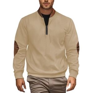 Detalle del jersey de punto beige para hombre con coderas de color marrón