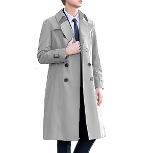 Detailansicht des khakifarbenen Herren-Zweireiher-Trenchcoats mit verstellbaren Manschetten