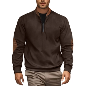 Detalle de sudadera marrón para hombre con cremallera, textura de canalé y coderas