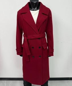 Dettaglio del cappotto lungo bordeaux doppiopetto con cintura e ampi revers classici