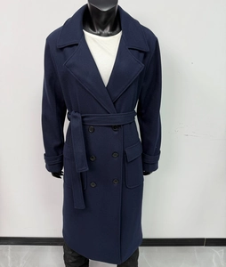 Dettaglio cappotto lungo in lana blu scuro con bottoni doppiopetto e cintura in vita