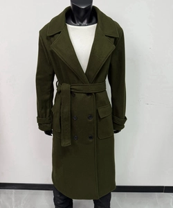 Dettaglio cappotto di lana verde oliva a doppiopetto con bavero classico e cintura in vita