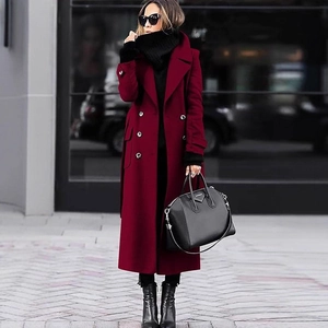 Cappotto lungo bordeaux in misto lana con bottoni doppiopetto e classico revers