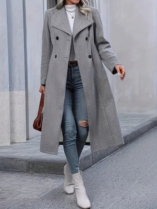 Streetstyle-opname van een lange grijze wollen jas met brede revers en dubbele knoopsluiting