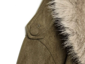 Detail der olivgrünen Wildlederjacke mit Schulterklappen und plüschigem Kunstfellkragen