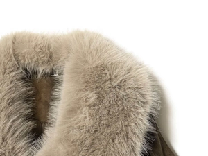 Detailaufnahme des flauschigen Kunstpelzkragens an der olivgrünen Wildlederjacke