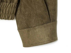 Detailansicht der olivgrünen Wildlederjacke mit elastischem Saum und doppelten Bündchen