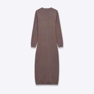 Robe longue élégante en maille mauve à manches longues et col rond classique