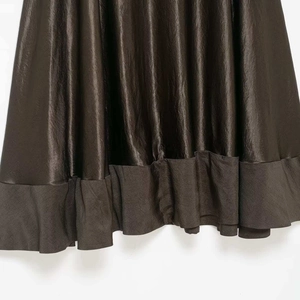 Elegante donkerbruine satijnen rok met brede rucheszoom en zijdeglanzende finish