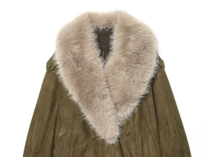 Detailansicht der olivgrünen Wildlederjacke mit dickem Kunstfellkragen und Schulterklappen
