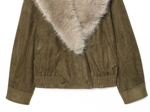 Detail der olivgrünen Wildlederjacke mit flauschigem Kunstpelzkragen und Gummizug