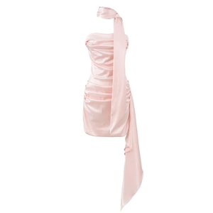 Robe bustier en satin rose avec liens licou et détails plissés élégants coupe ajustée