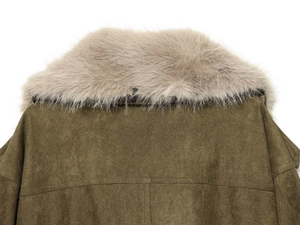 Detail der olivgrünen Wildlederjacke mit hochwertigem Kunstpelzkragen und Nähten