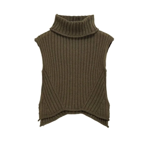 Top in maglia a coste verde oliva con collo alto senza maniche e orlo asimmetrico
