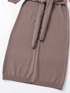 Détails de la robe en maille marron avec fermeture à boutons et ceinture assortie