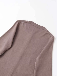 Détail du col rond côtelé et de la texture en maille fine sur une robe gris mauve