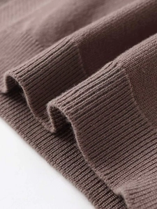 Détail de la robe en maille marron mocha avec texture côtelée fine et tissu doux au toucher