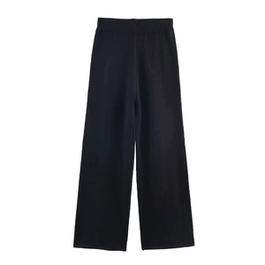 Detalle de pantalones de punto negros con pernera ancha y cintura elástica de talle alto