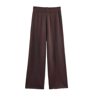 Textura detallada de pantalones de punto de cachemira marrón oscuro de cintura alta