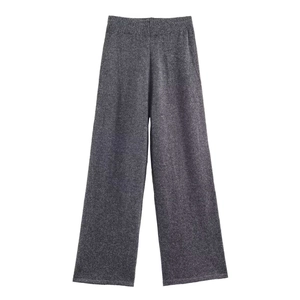 Detalle de la textura de punto de cachemira gris oscuro en pantalones de pierna ancha