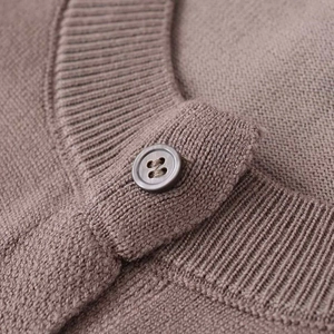 Robe portefeuille en maille gris-brun avec col côtelé et détail de bouton classique