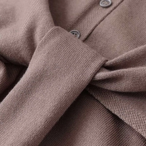 Robe en maille marron élégante avec détail de nœud raffiné et boutons à l'avant