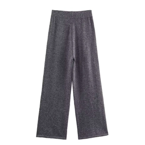 Detalle de pantalones de punto de cachemira gris oscuro con diseño de cintura alta elástica
