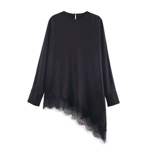 Haut élégant en satin noir pour femme avec ourlet asymétrique en dentelle et col rond