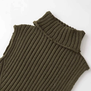 Maglia senza maniche a collo alto verde oliva con spessa trama a coste in uno stile minimalista