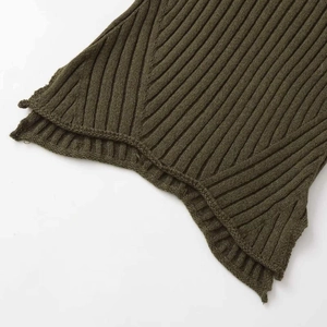 Top in maglia verde oliva con trama a costine verticali e cuciture irregolari