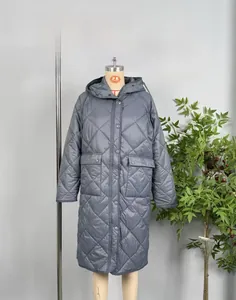 Dettaglio della trapuntatura a rombi e grandi tasche a patta sul cappotto lungo grigio scuro