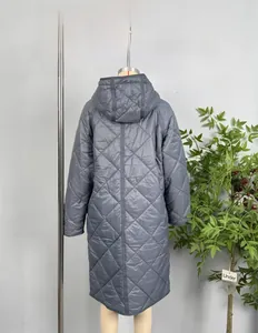 Vista posteriore del cappotto lungo con cappuccio grigio scuro e motivo a rombi