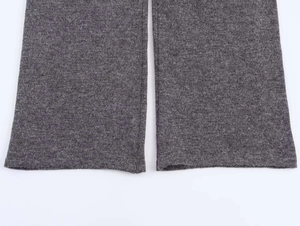 Primer plano detallado de pantalones de punto de cachemira gris oscuro con costuras finas
