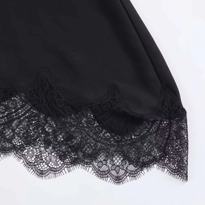 Chemisier noir chic avec bordure asymétrique en dentelle de cils et détails en tissu tissé