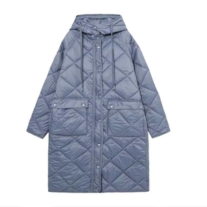 Cappotto lungo trapuntato celeste da donna con motivo a rombi, cappuccio e bottoni