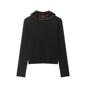 Détail d'un cardigan noir en maille avec col en fourrure léopard et finitions côtelées