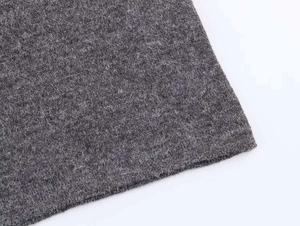 Primer plano del tejido de punto de cachemira gris que muestra texturas y fibras suaves