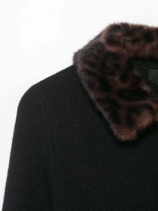 Vue détaillée du manteau en maille noir pour femme avec col en fausse fourrure léopard