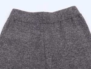 Detalle de pantalones de punto de cachemira gris oscuro con cintura elástica de canalé
