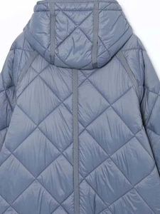 Dettaglio della trapuntatura a rombi sul retro e nastro decorativo sulla giacca blu