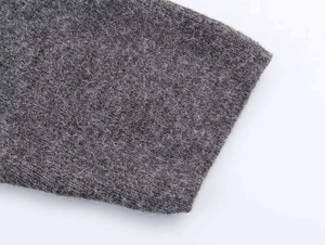 Primer plano de la textura de punto de cachemira gris oscuro con acabado suave cepillado