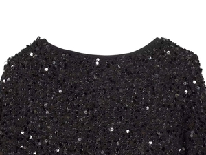 Detailaufnahme der schwarzen Pailletten auf einem Rundhals-Jacket mit glänzender Textur